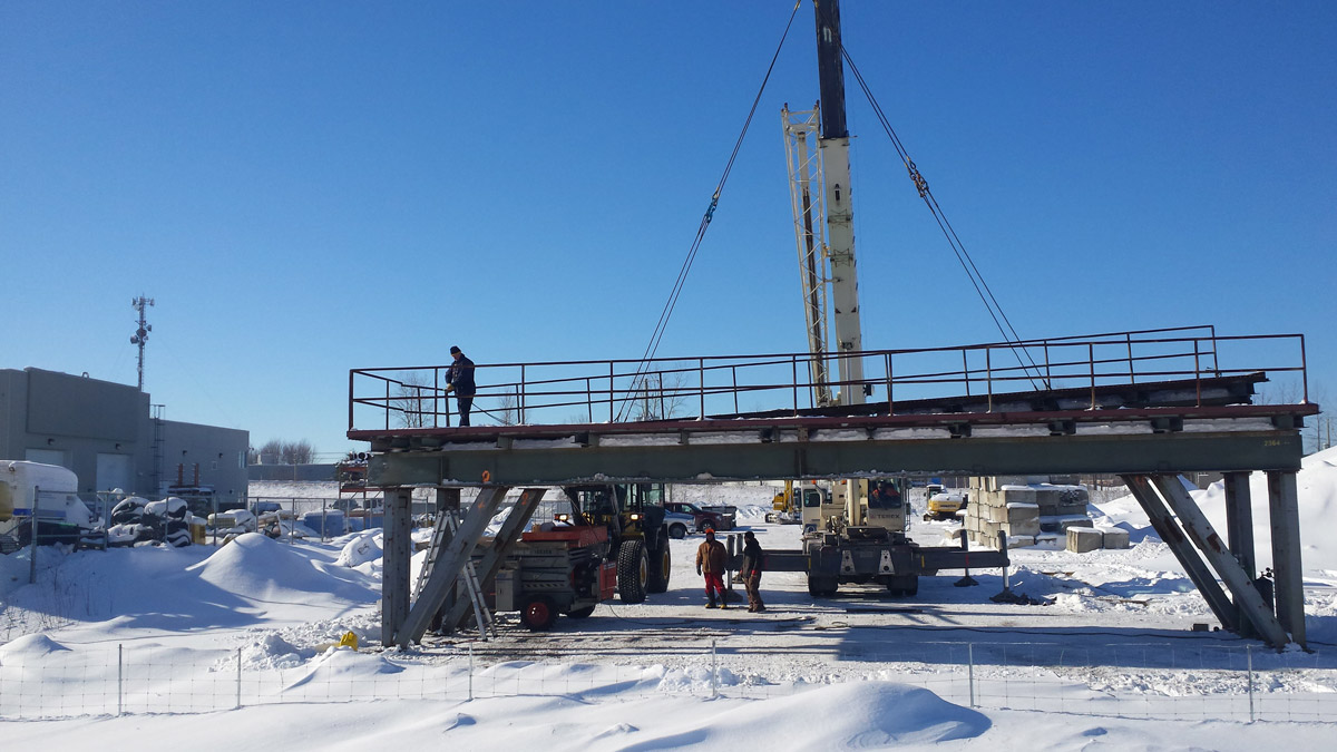 JENIK a maintenant un pont dans sa cour